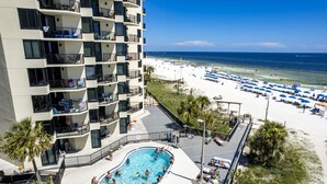 Ein Hotel mit Dachpool, Zugang zum Strand und Blick auf den Ozean.