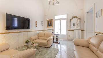 TV, caminetto