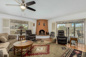 TV, fireplace - Spacious Catalina Mountain View Retreat 30+ min (Tucson)