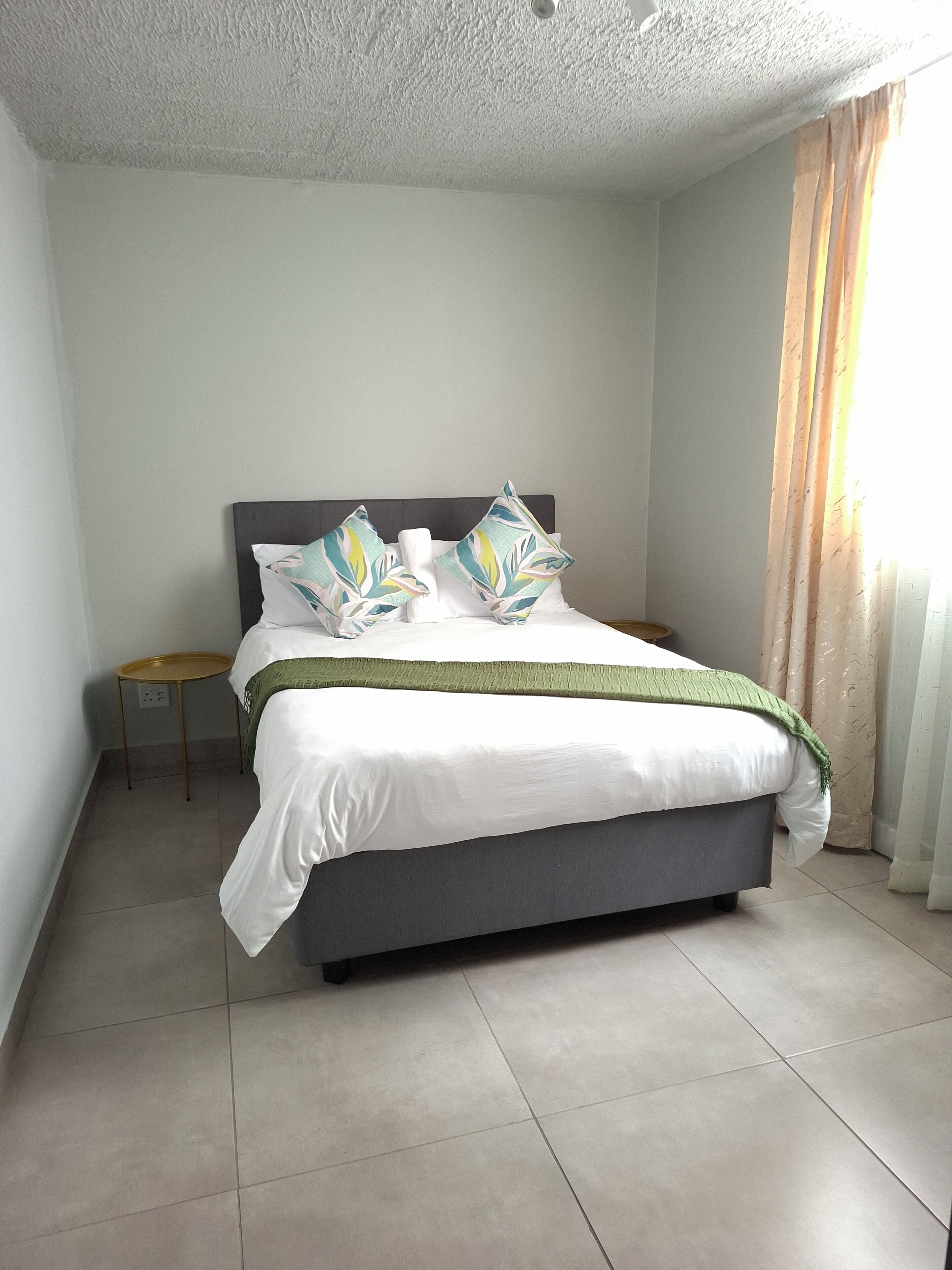 1 dormitorio, tabla de planchar con plancha, wifi y ropa de cama