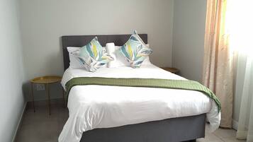 1 dormitorio, tabla de planchar con plancha, wifi y ropa de cama