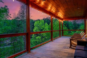 Terrace/patio - Elegant Elite Estate — Wedding Venue w/ Lodging (Pigeon Forge)