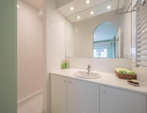 Apartment | Bathroom - Modern Coastal Stay in Knokke-heist (Knokke-Heist)