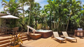 Outdoor spa tub - Exclusive Tropical Paradise - Cocoa Beach, Florida (Cocoa Beach)