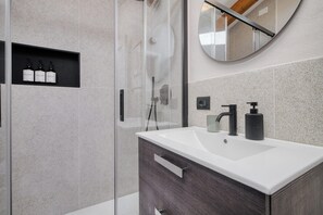 Shower, hair dryer, bidet, towels - Pezzotti 12 design apt in the city center (Milano)