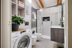 Doccia, asciugacapelli, bidet, asciugamani