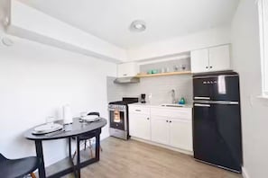 Private kitchen - Cozy 1BR Apartment in Phenomenal Austin - Minutes to DT (Austin)