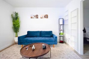 Living area - Cozy 1BR Apartment in Phenomenal Austin - Minutes to DT (Austin)