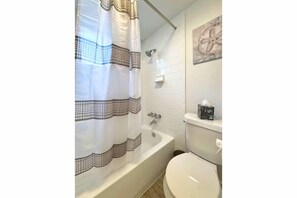 Towels, soap, toilet paper - Cozy 1BR Apartment in Phenomenal Austin - Minutes to DT (Austin)