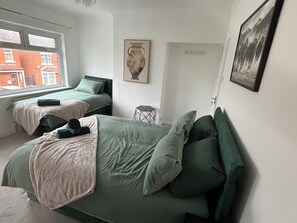 3 slaapkamers, een strijkplank/strijkijzer, gratis wifi, beddengoed