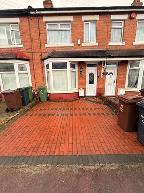 Exterior detail - Stylish 3BR East London Home | Sleeps 8 | Great Transport Links (Barking)