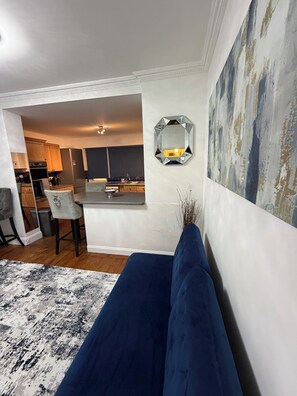 TV - Stylish 3BR East London Home | Sleeps 8 | Great Transport Links (Barking)