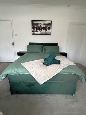 3 bedrooms, iron/ironing board, free WiFi, bed sheets - Stylish 3BR East London Home | Sleeps 8 | Great Transport Links (Barking)