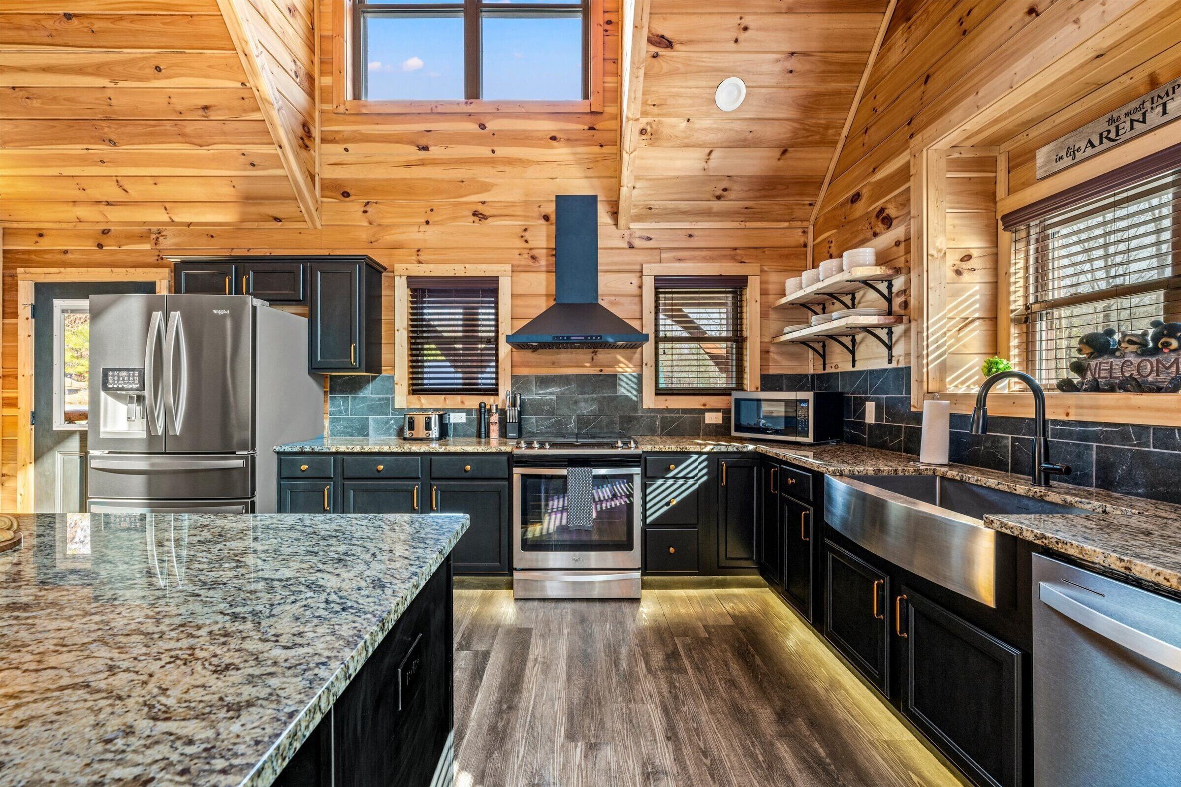 Mikroaaltouuni, uuni, liesi, astianpesukone