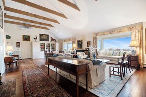 Smart TV, fireplace, books - Oceanside Estate: Main House & Apt w/beach access (Gloucester)