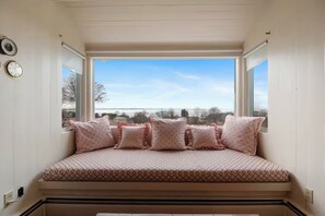 4 bedrooms, desk, iron/ironing board, travel cot - Oceanside Estate: Main House & Apt w/beach access (Gloucester)