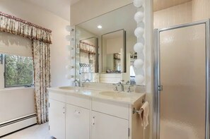 Shower, hair dryer, towels, soap - Oceanside Estate: Main House & Apt w/beach access (Gloucester)