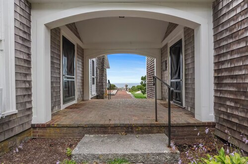 Oceanside Estate: Main House & Apt w/beach access