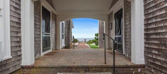 Oceanside Estate: Main House & Apt w/beach access