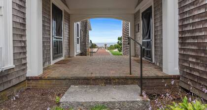 Oceanside Estate: Main House & Apt w/beach access