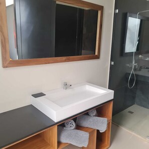 Shower, hair dryer, towels, soap - Villa Golden Palm 19 Rooms 38 People (Marrakech)
