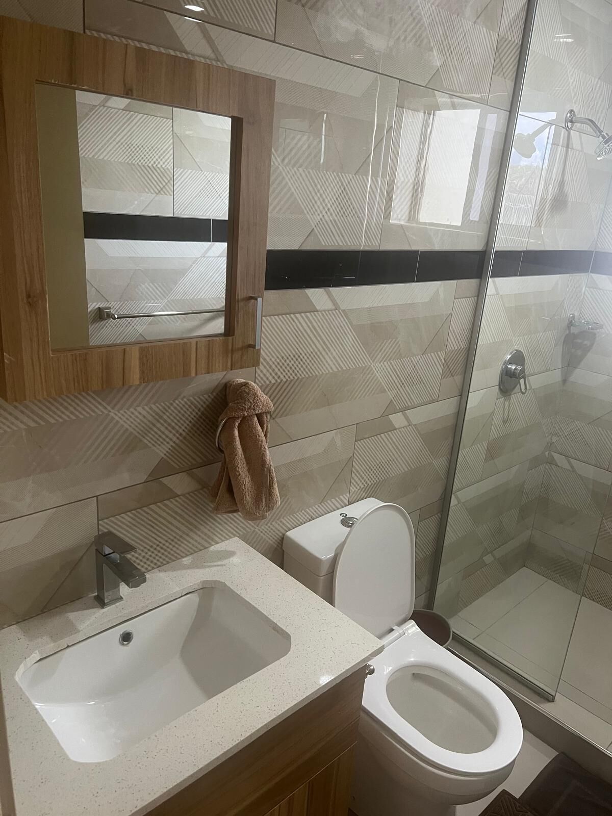 Dusj, hårføner, håndklær og såpe