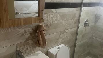 Dusj, hårføner, håndklær og såpe