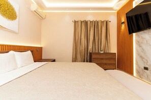 In-room safe, iron/ironing board, free WiFi, bed sheets
