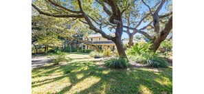 Property grounds - Make beautiful memories with family in this sweet home, surrounded by oak trees. (Gulf Breeze)