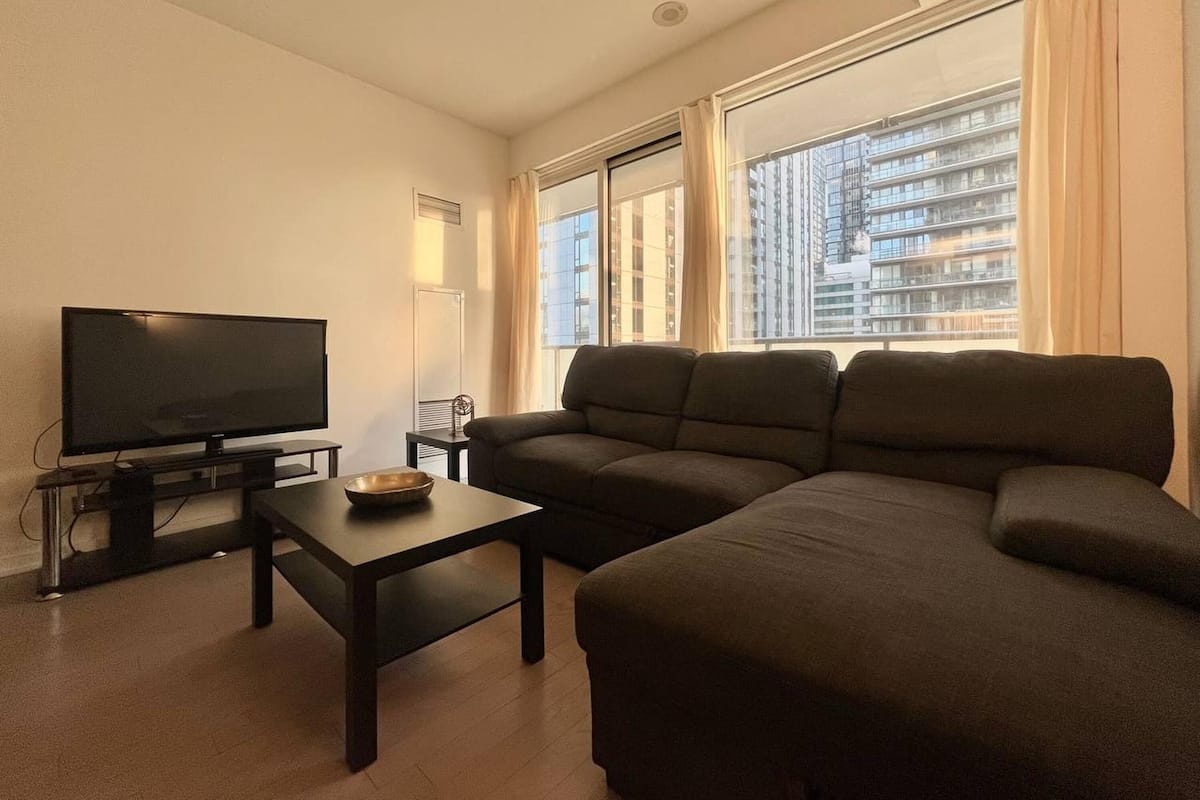 Phòng Suite có thiết kế đặc sắc, 1 giường cỡ queen và sofa giường, không hút thuốc | Khu phòng khách