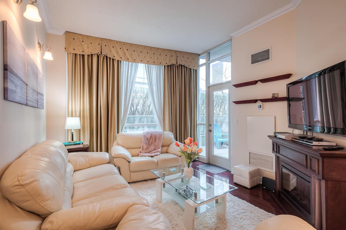 Honeymoon Suite, Multiple Beds, Non Smoking | Living area