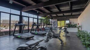 Ein modernes Fitnessstudio mit Laufbändern, Ergometer und Krafttrainingsgeräten.