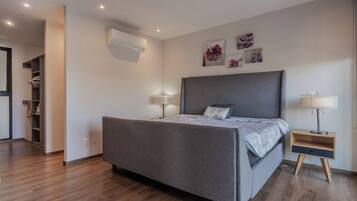 Iron/ironing board, Internet, bed sheets