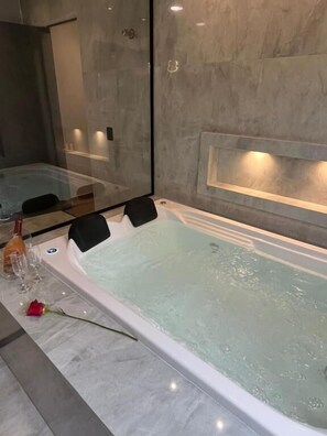 Towels, soap, shampoo, toilet paper