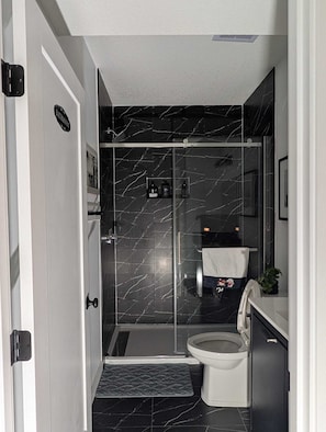 Een douche, een haardroger, handdoeken, zeep
