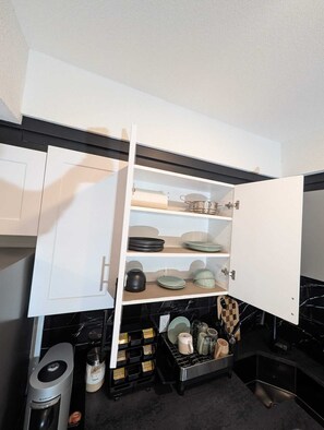 Microondas, horno, parrilla de estufa y lavavajillas 