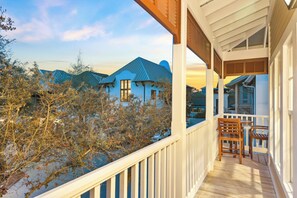 Property grounds - Dog-Friendly Carriage House with Wraparound Deck, Walk to Beach (Rosemary Beach)