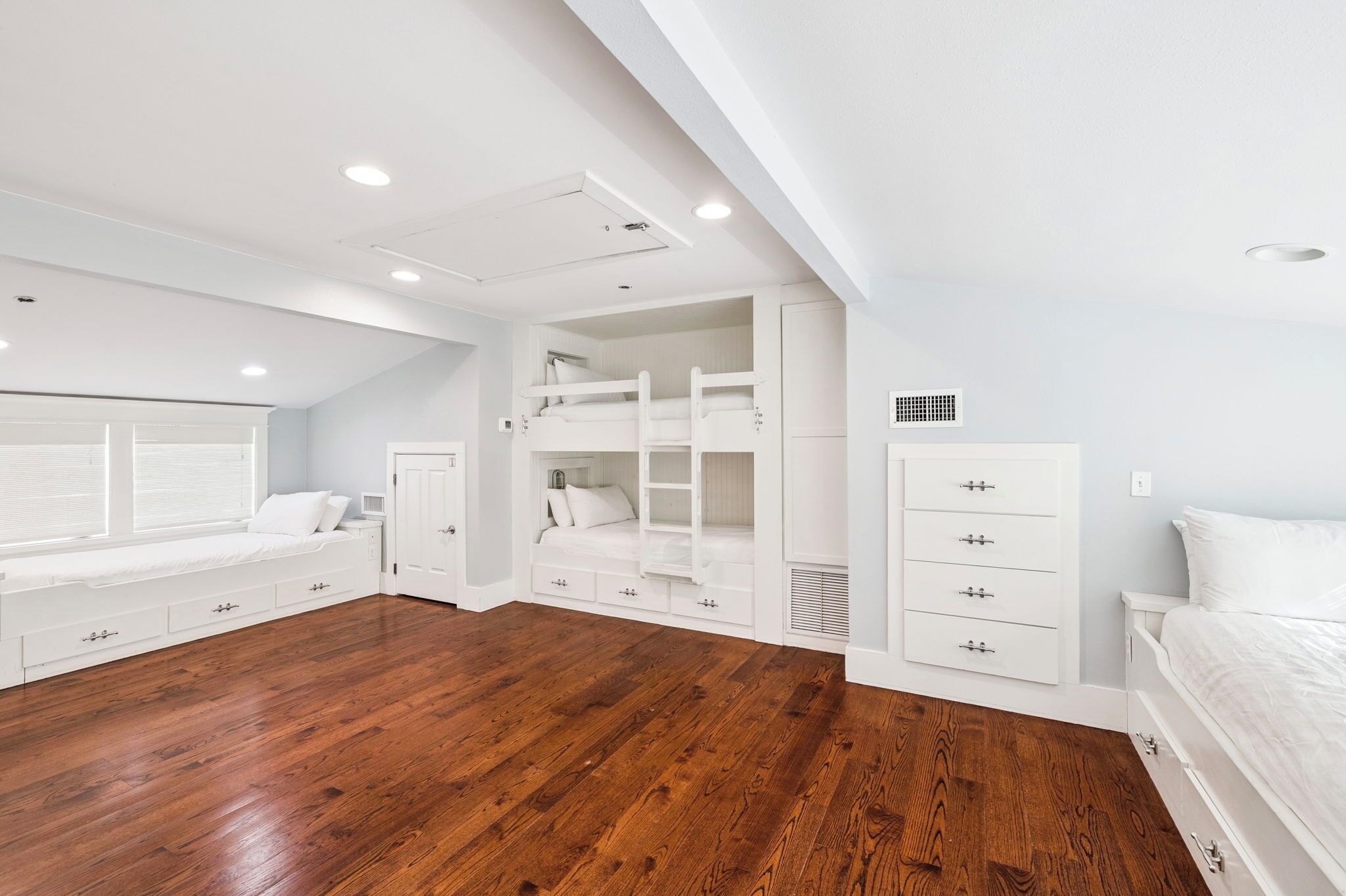 5 bedrooms, free WiFi, bed sheets