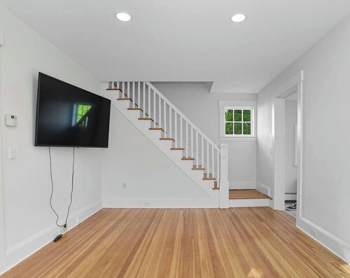 Cozy 2-bedroom house in charming Stamford with AC comfort