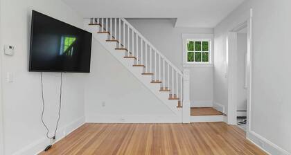 Cozy 2-bedroom house in charming Stamford with AC comfort