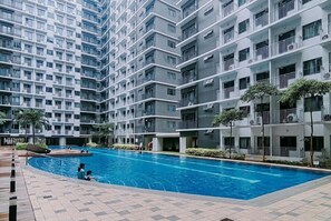 Pool - 1BR Near MOA | Balcony & Wi-Fi (Pasay City)