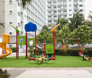 Children’s area - 1BR Near MOA | Balcony & Wi-Fi (Pasay City)