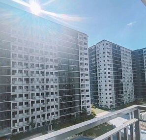 Property grounds - 1BR Near MOA | Balcony & Wi-Fi (Pasay City)