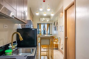 Jääkaappi, mikroaaltouuni, liesi, kahvin-/teenkeitin