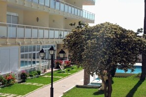 Outdoor pool - Beautiful Beachfront Apartment with Historic Charm and Unbeatable Location (Torremolinos)
