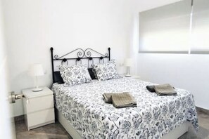 1 habitación, tabla de planchar con plancha, wifi gratis y ropa de cama 