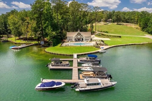 Cozy 4-bedroom cabin at Lake Martin. Water views, 40 min to Auburn University!