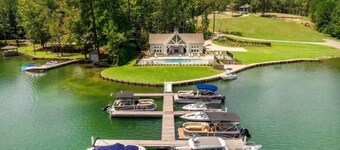 Cozy 4-bedroom cabin at Lake Martin. Water views, 40 min to Auburn University!