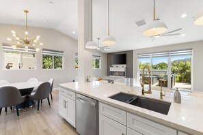 Microwave, oven, stovetop, dishwasher - Sedona Sanctuary Near Chapel of the Holy Cross (Sedona)