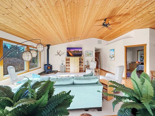 The Hidden Glen / 3 Bedrooms - 2 Full Bathrooms